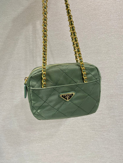 SAC HOBO MATELASSÉ 19 EN VERT CORNICHON NYLON FAIT MAIN QUINCAILLERIE DORÉ