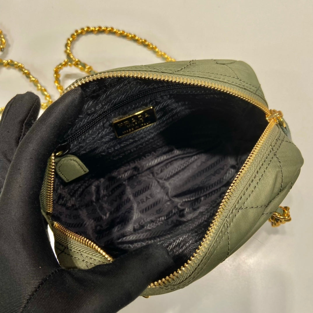 SAC HOBO MATELASSÉ 19 EN VERT CORNICHON NYLON FAIT MAIN QUINCAILLERIE DORÉ