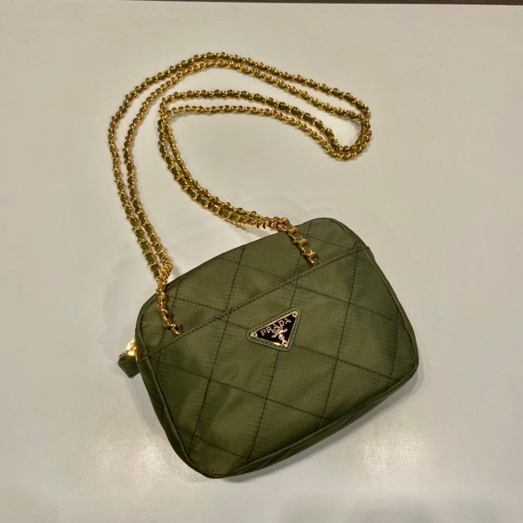 SAC HOBO MATELASSÉ 19 EN VERT CORNICHON NYLON FAIT MAIN QUINCAILLERIE DORÉ