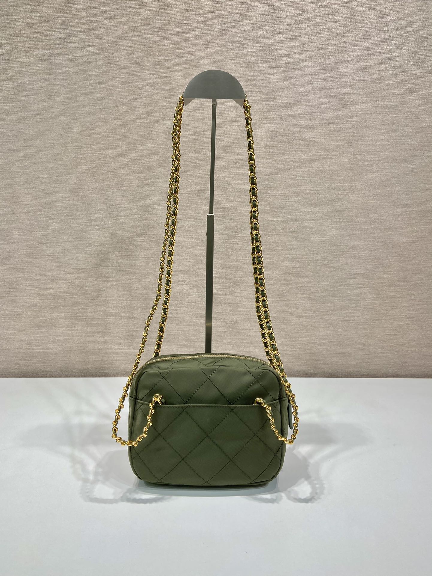 SAC HOBO MATELASSÉ 19 EN VERT CORNICHON NYLON FAIT MAIN QUINCAILLERIE DORÉ