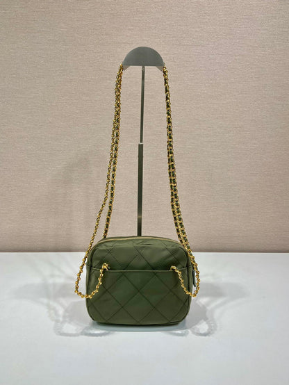 SAC HOBO MATELASSÉ 19 EN VERT CORNICHON NYLON FAIT MAIN QUINCAILLERIE DORÉ