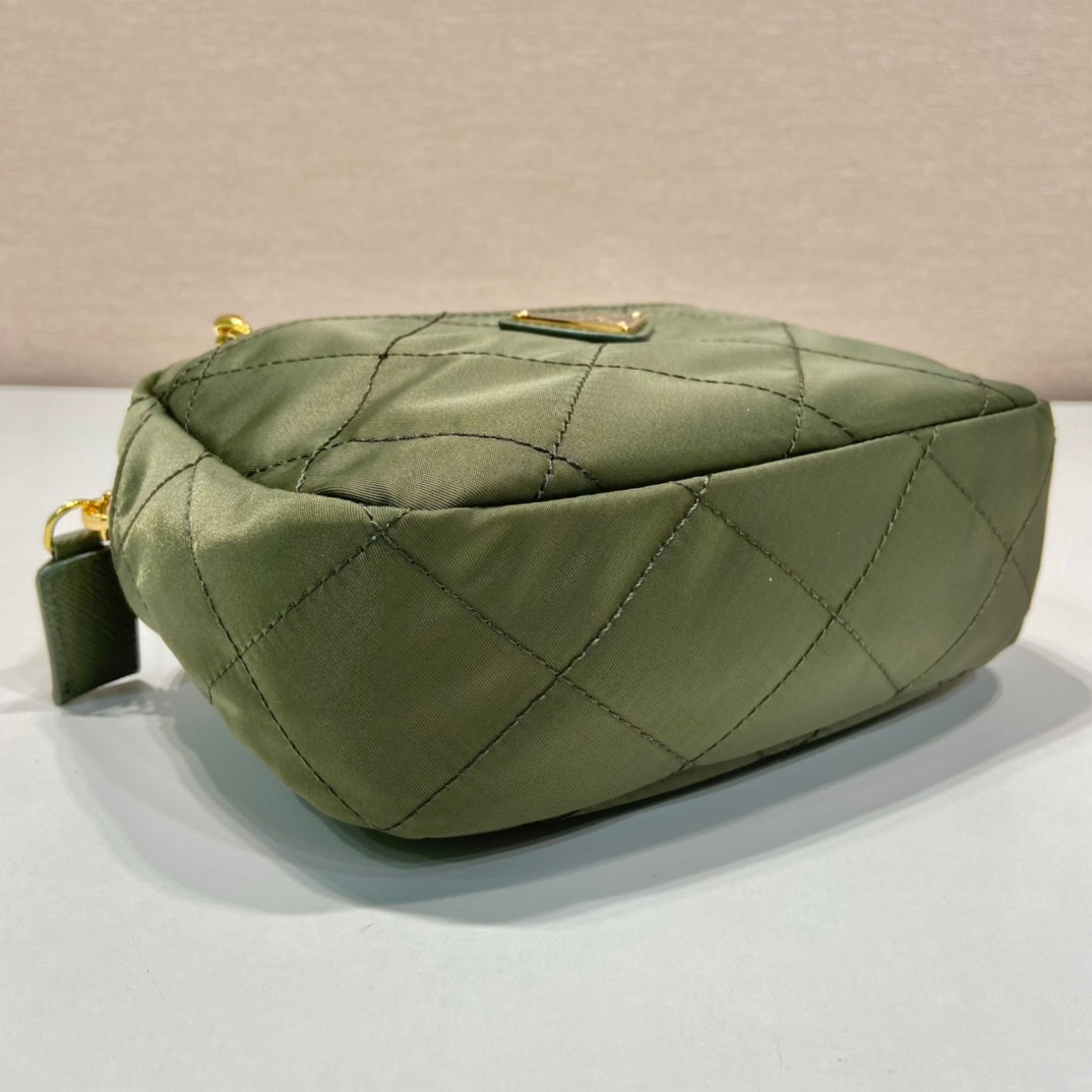 SAC HOBO MATELASSÉ 19 EN VERT CORNICHON NYLON FAIT MAIN QUINCAILLERIE DORÉ