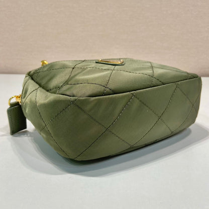 SAC HOBO MATELASSÉ 19 EN VERT CORNICHON NYLON FAIT MAIN QUINCAILLERIE DORÉ