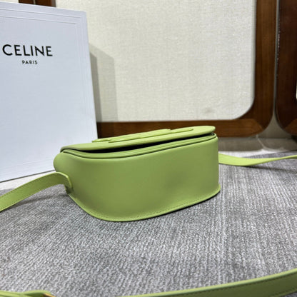 FOLCO CUIR TRIOMPHE 18 EN CUIR DE VEAU VERT INCHWORM