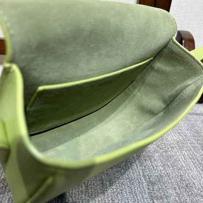 FOLCO CUIR TRIOMPHE 18 EN CUIR DE VEAU VERT INCHWORM