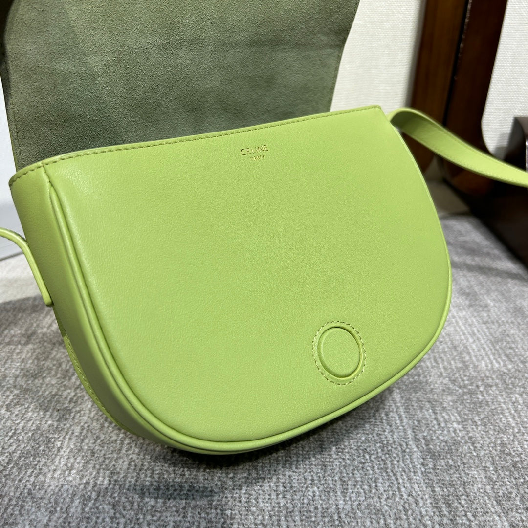 FOLCO CUIR TRIOMPHE 18 EN CUIR DE VEAU VERT INCHWORM