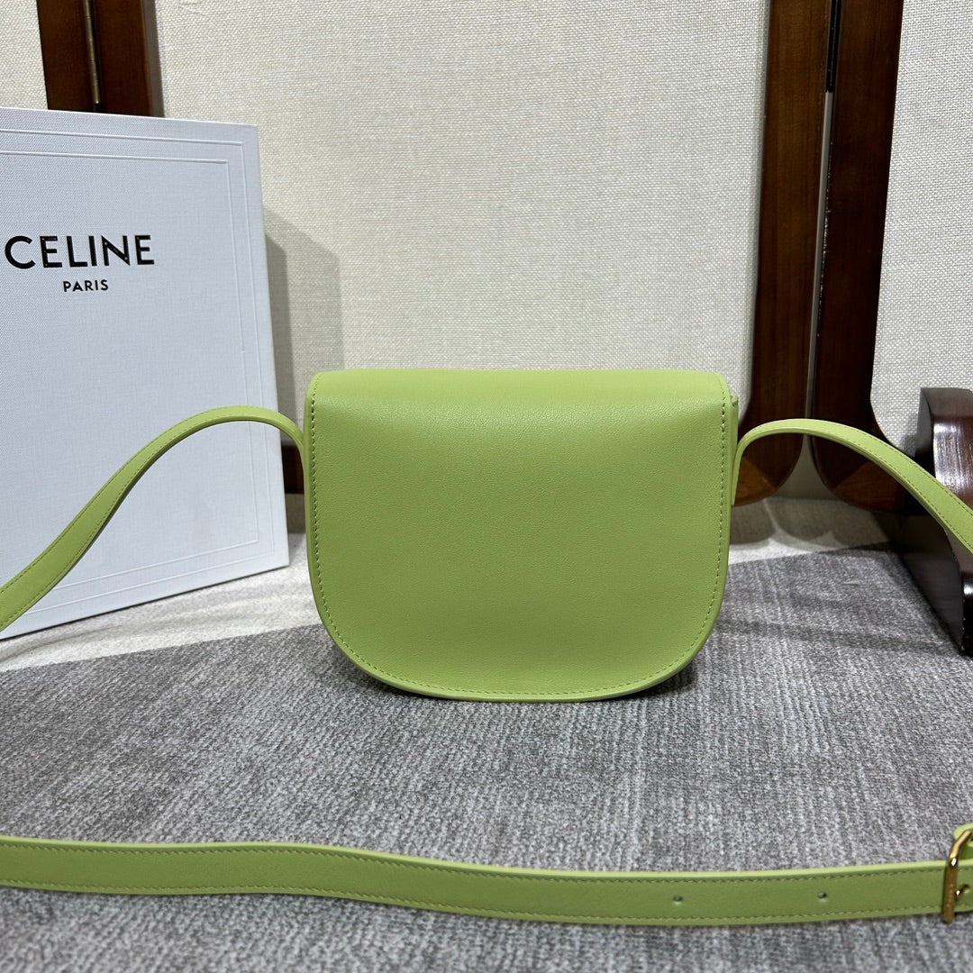 FOLCO CUIR TRIOMPHE 18 EN CUIR DE VEAU VERT INCHWORM