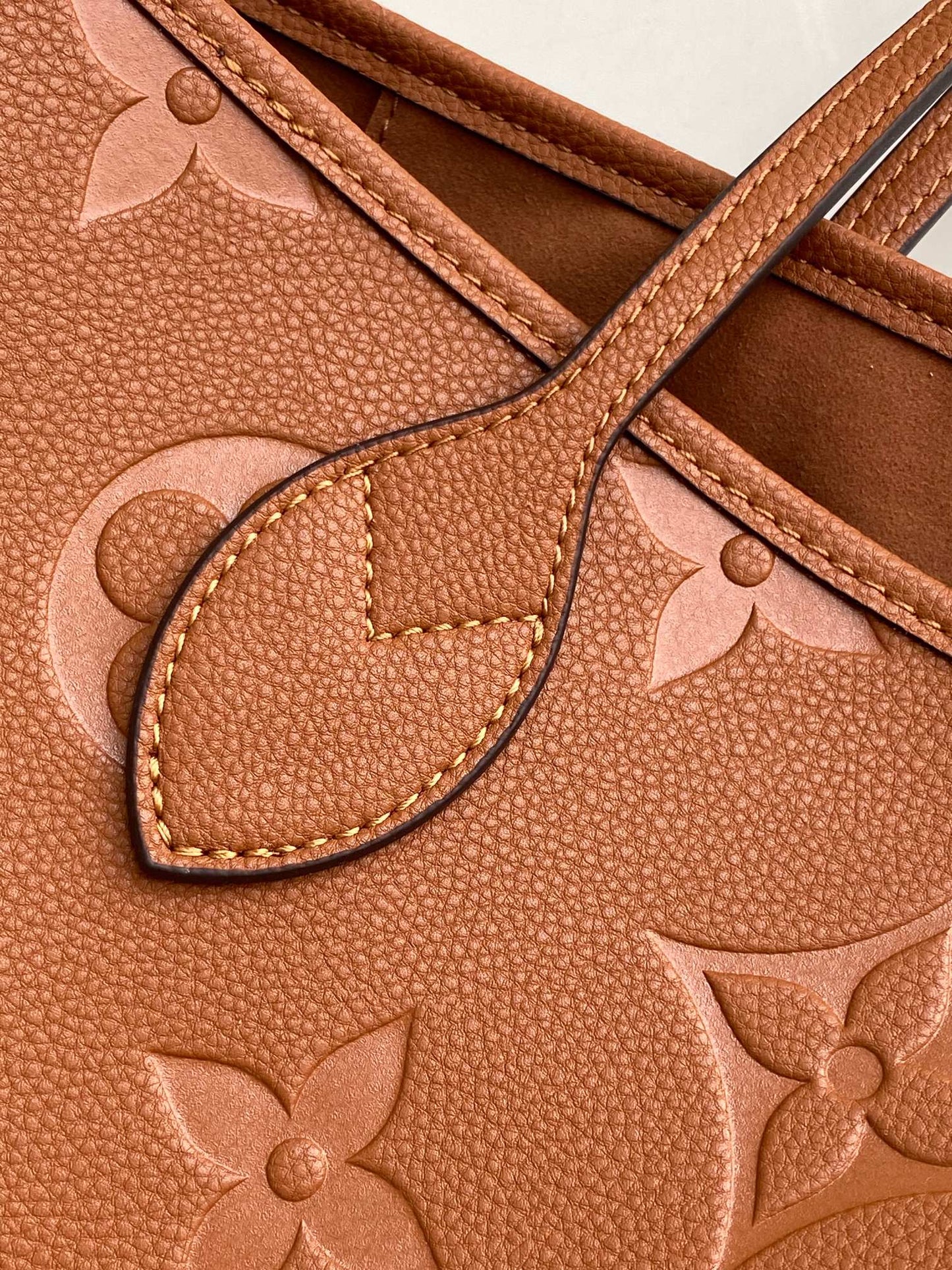 NEVERFULL MM 32 CUIR MARRON MONOGRAMME EMPREINTE 