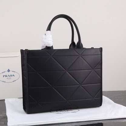 Grand sac fourre-tout Pra 39 en cuir de veau noir et métal doré