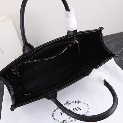 Grand sac fourre-tout Pra 39 en cuir de veau noir et métal doré