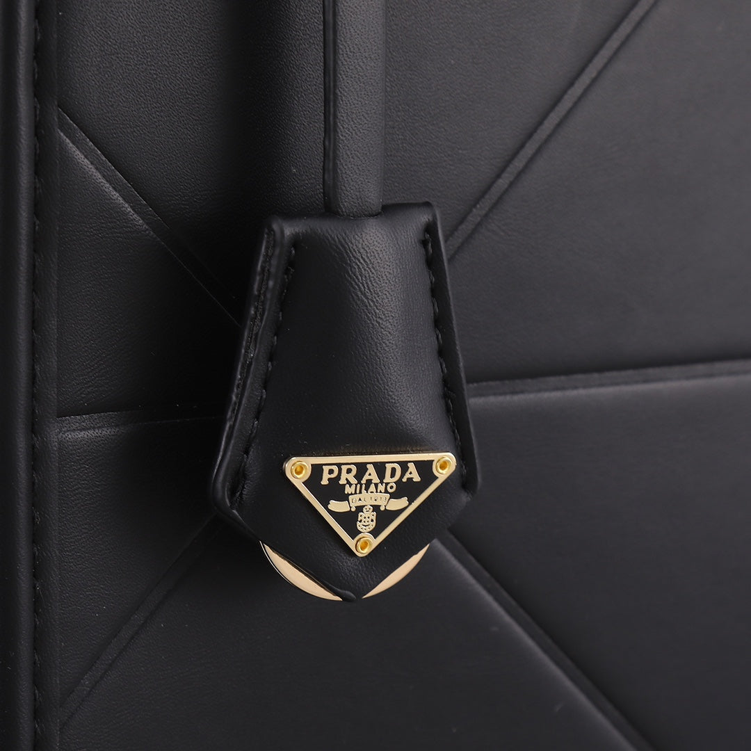 Grand sac fourre-tout Pra 39 en cuir de veau noir et métal doré