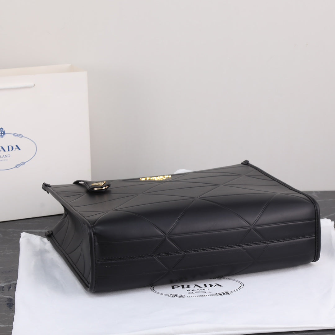 Grand sac fourre-tout Pra 39 en cuir de veau noir et métal doré