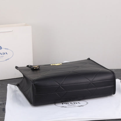 Grand sac fourre-tout Pra 39 en cuir de veau noir et métal doré