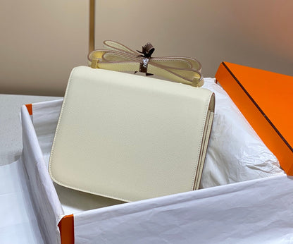 Constance 24 cuir Epsom blanc et quincaillerie argentée