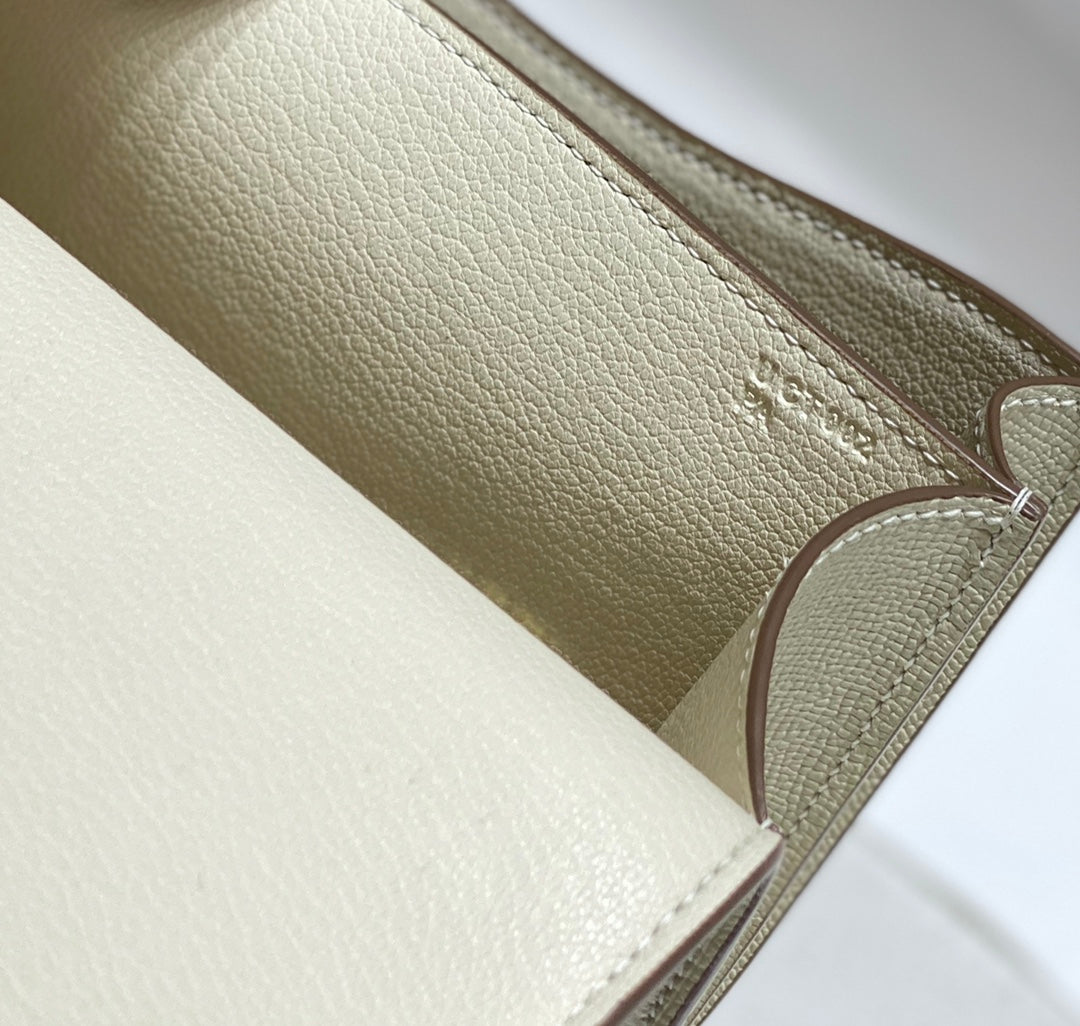 Constance 24 cuir Epsom blanc et quincaillerie argentée