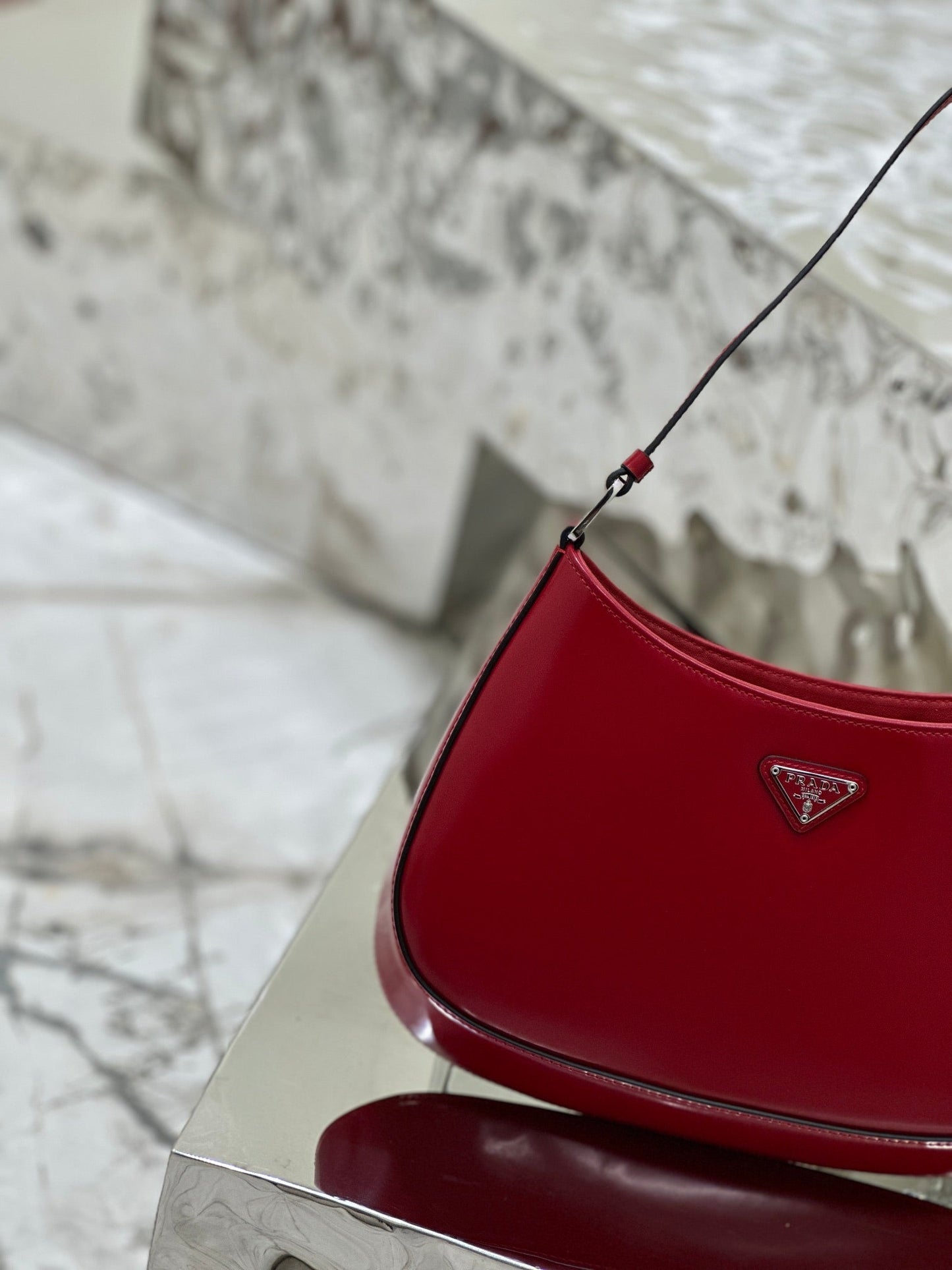 SAC À BANDOULIÈRE EN CUIR BROSSÉ ROUGE FONCÉ CLEO 27 