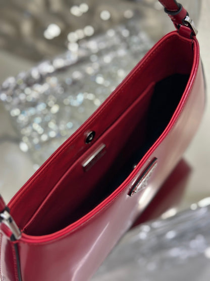 SAC À BANDOULIÈRE EN CUIR BROSSÉ ROUGE FONCÉ CLEO 27 