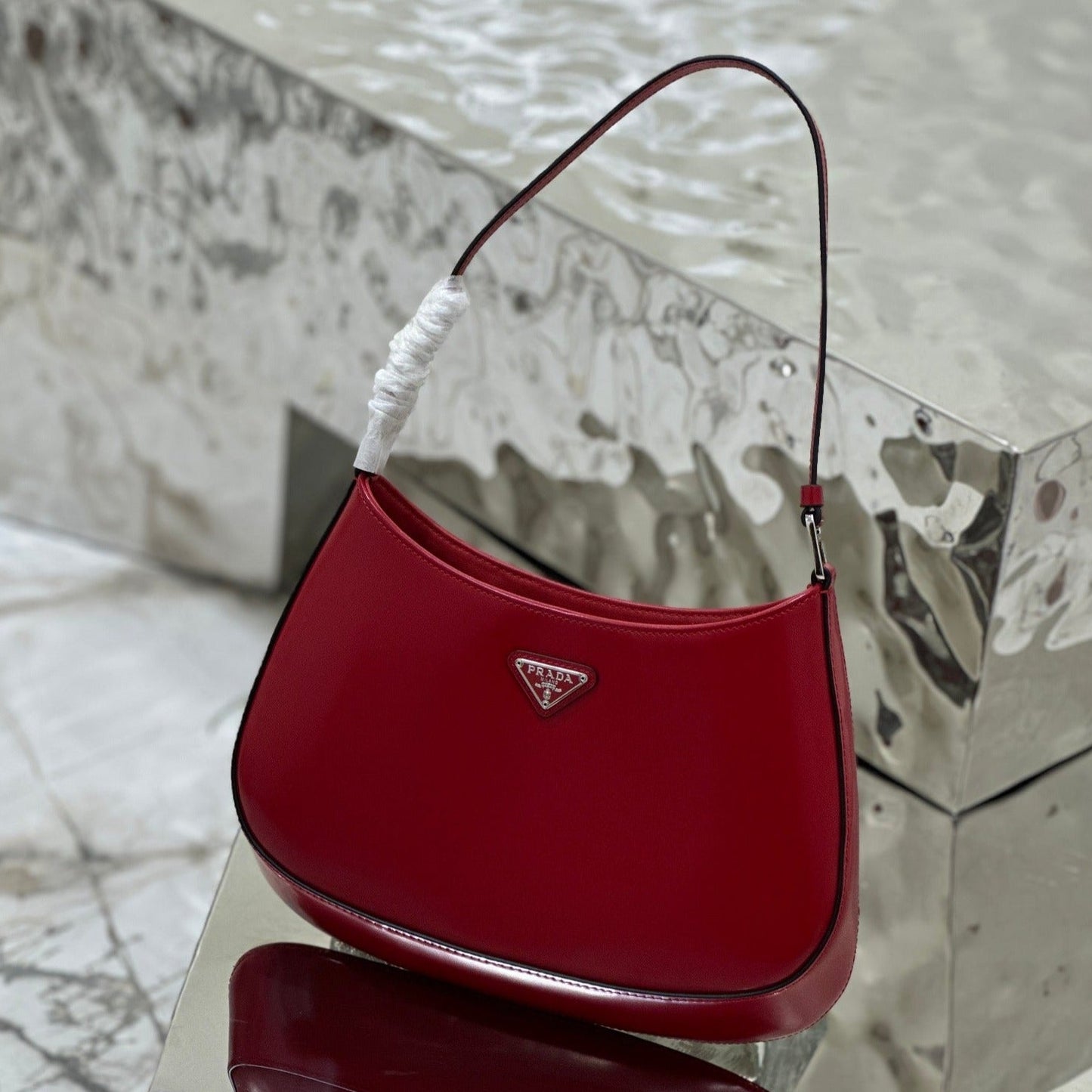 SAC À BANDOULIÈRE EN CUIR BROSSÉ ROUGE FONCÉ CLEO 27 