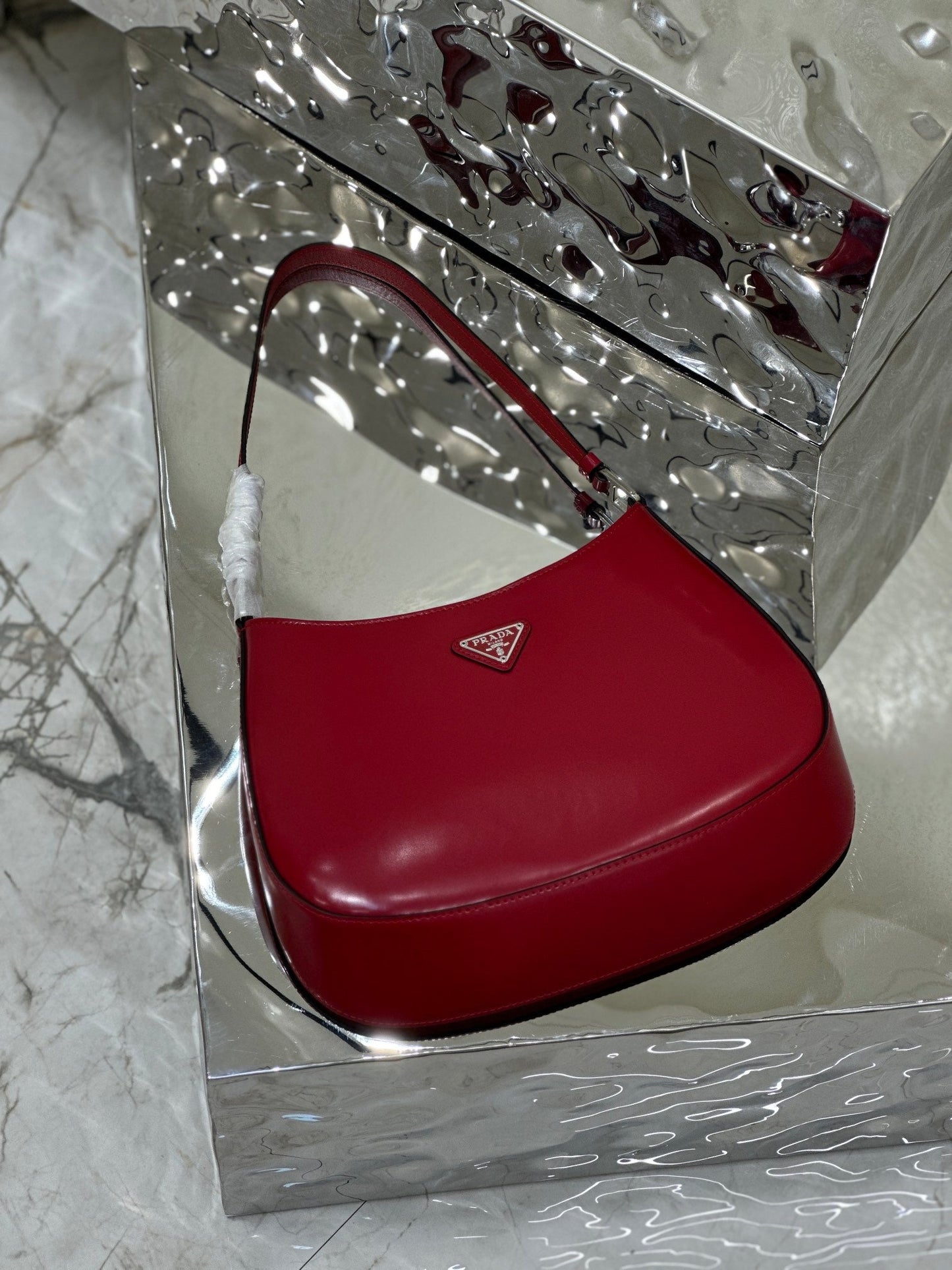 SAC À BANDOULIÈRE EN CUIR BROSSÉ ROUGE FONCÉ CLEO 27 