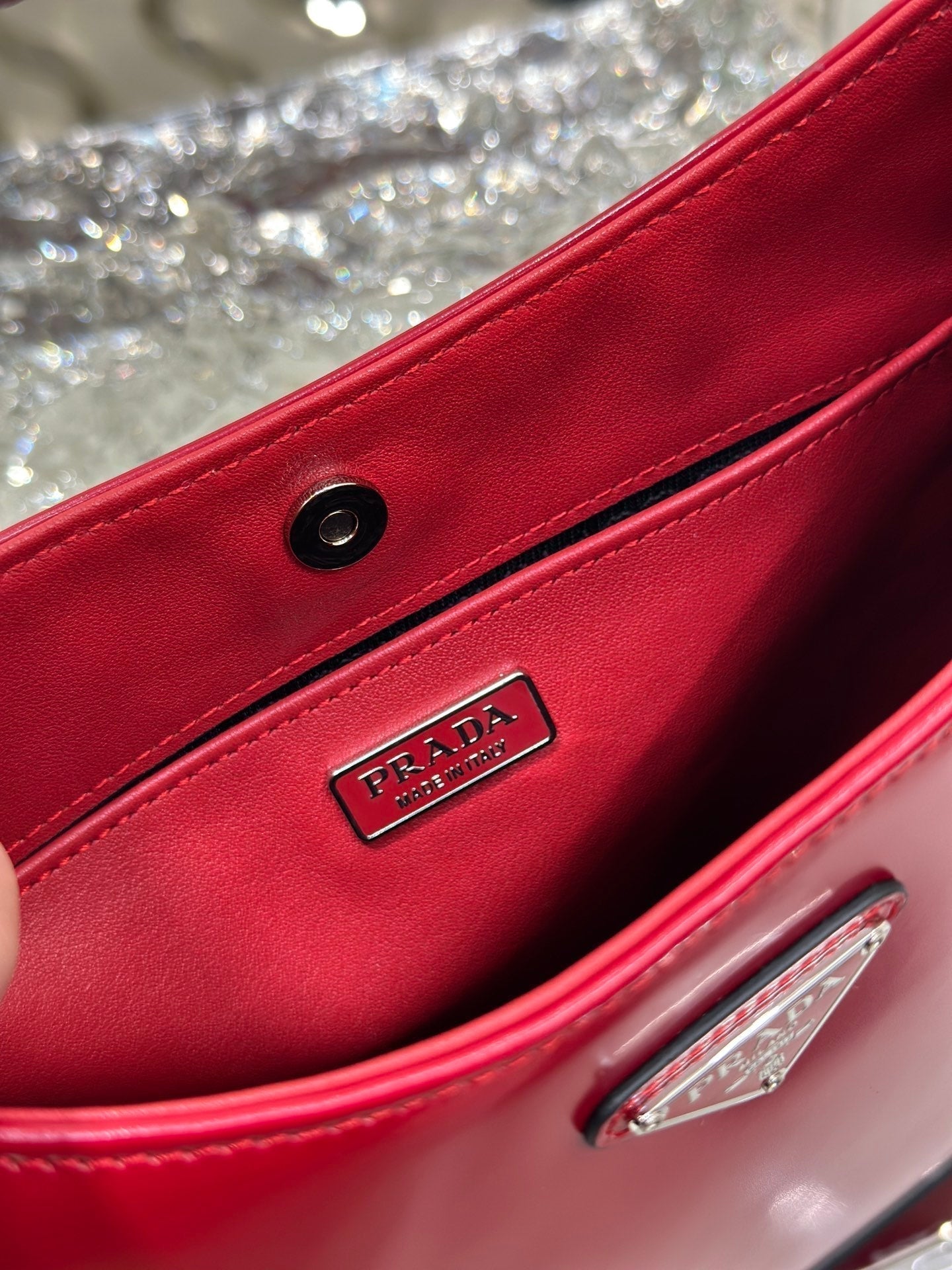 SAC À BANDOULIÈRE EN CUIR BROSSÉ ROUGE FONCÉ CLEO 27 