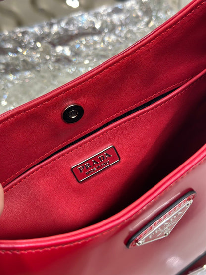 SAC À BANDOULIÈRE EN CUIR BROSSÉ ROUGE FONCÉ CLEO 27 
