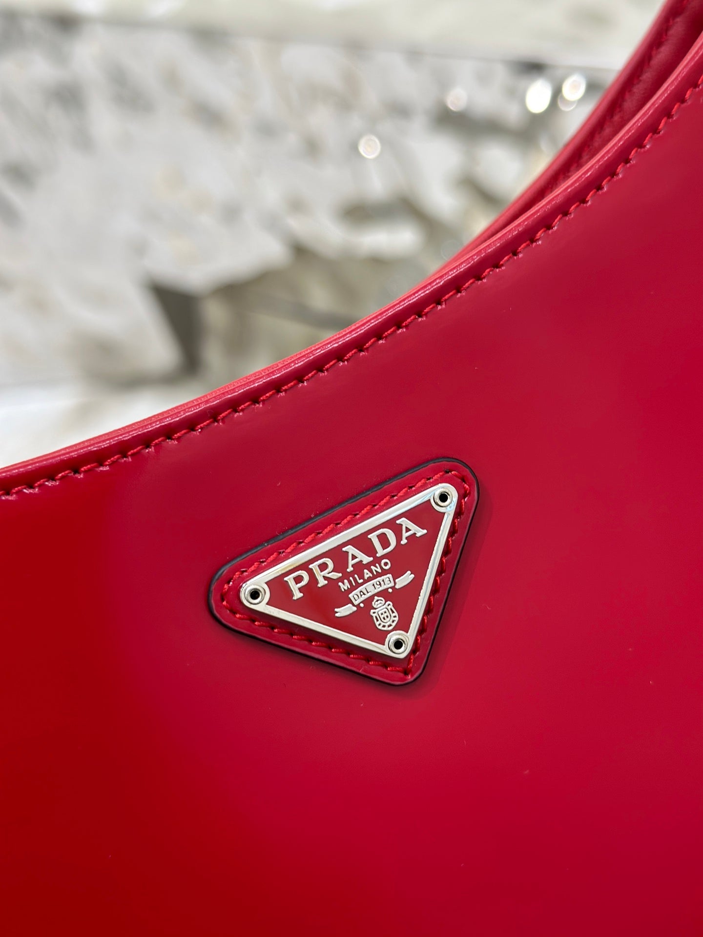 SAC À BANDOULIÈRE EN CUIR BROSSÉ ROUGE FONCÉ CLEO 27 