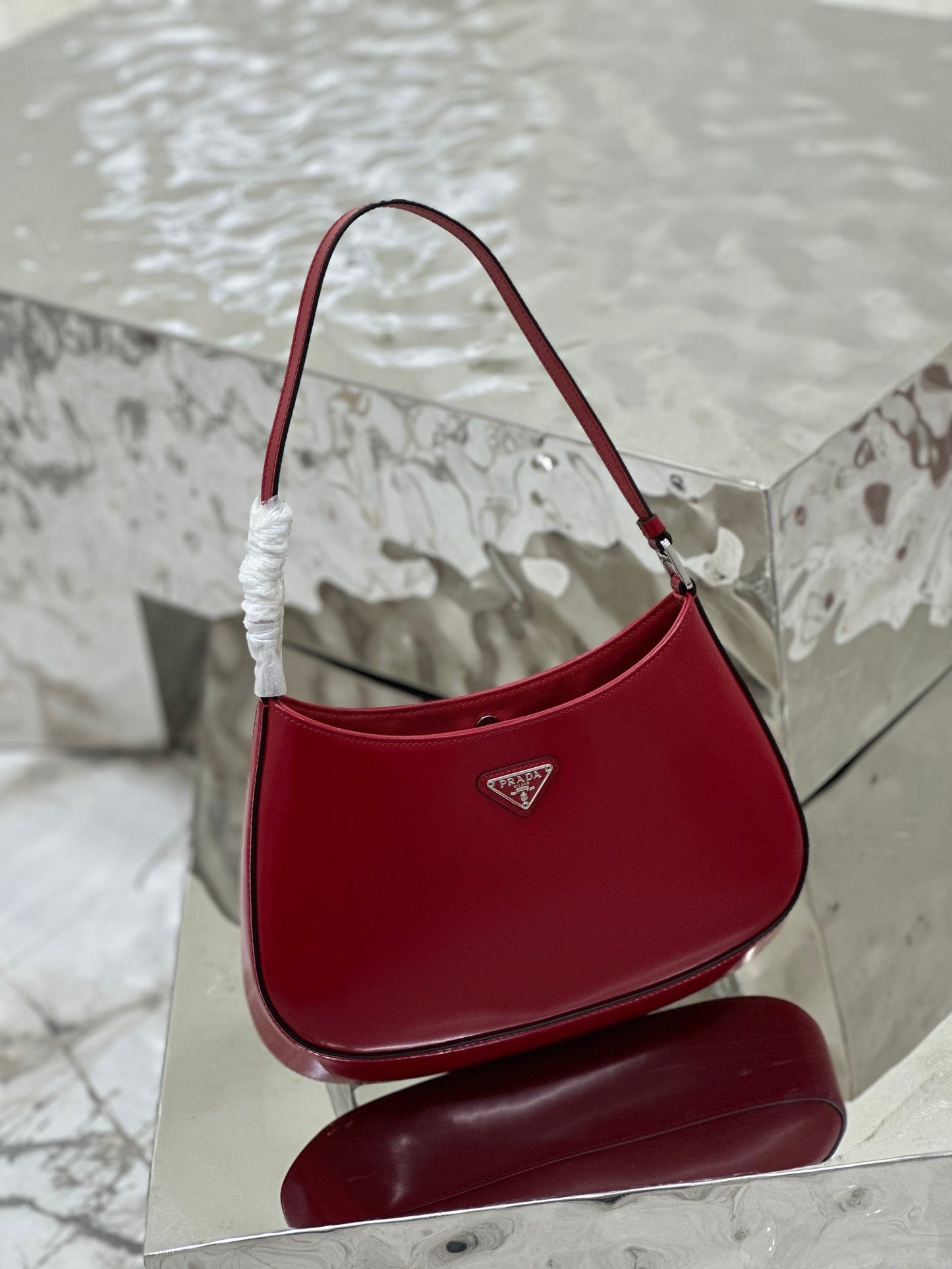 SAC À BANDOULIÈRE EN CUIR BROSSÉ ROUGE FONCÉ CLEO 27 