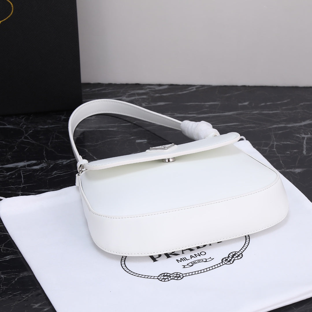 SAC PRA 23 EN CUIR DE VEAU NOIR, QUINCAILLERIE ARGENTÉE