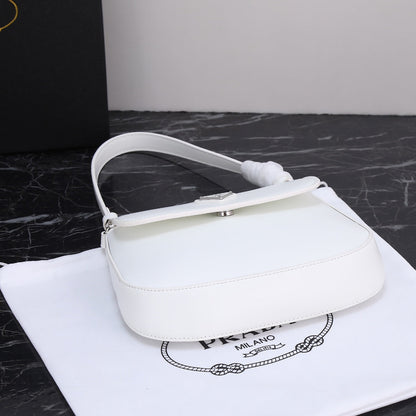 SAC PRA 23 EN CUIR DE VEAU NOIR, QUINCAILLERIE ARGENTÉE