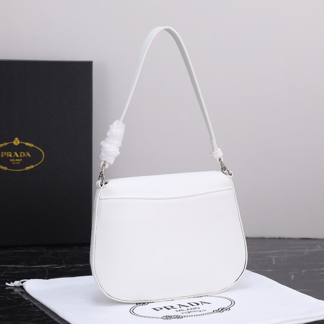 SAC PRA 23 EN CUIR DE VEAU NOIR, QUINCAILLERIE ARGENTÉE