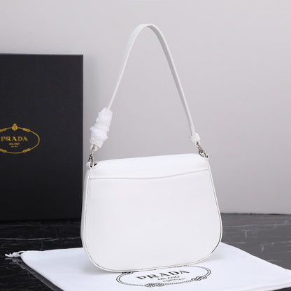 SAC PRA 23 EN CUIR DE VEAU NOIR, QUINCAILLERIE ARGENTÉE