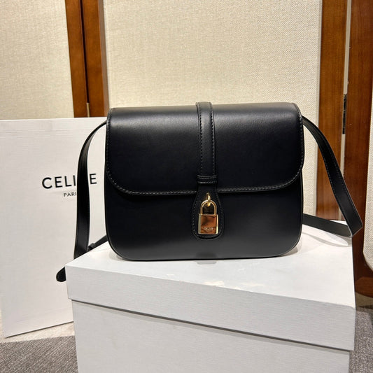 SAC À RABAT TABOU 22 EN CUIR DE VEAU LISSE NOIR FERMOIR DORÉ