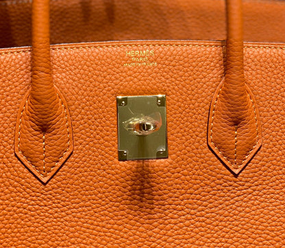 Sac HM Birkin 35 cm en cuir Togo orange et accessoires dorés