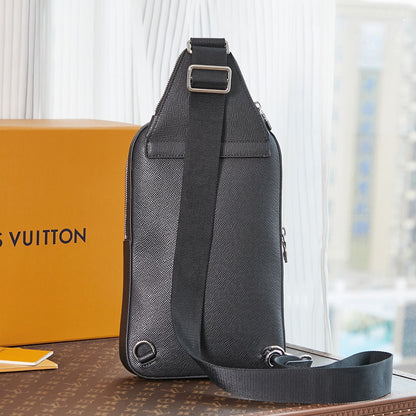 SAC À BANDOULIÈRE AVENUE 31 EN CUIR TAIGA NOIR