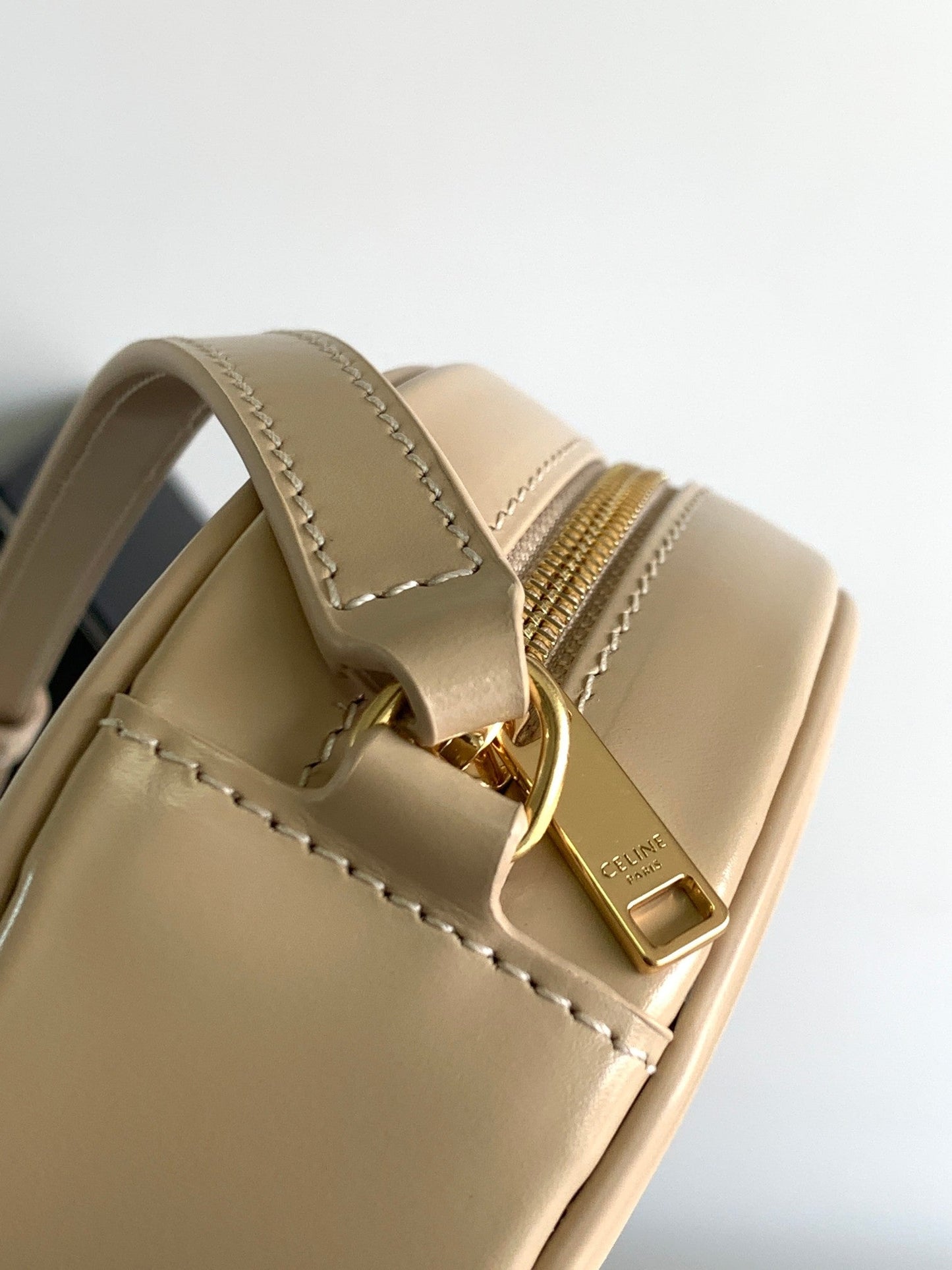 SAC OVALE 16 EN CUIR DE VEAU LISSE BEIGE CRÈME