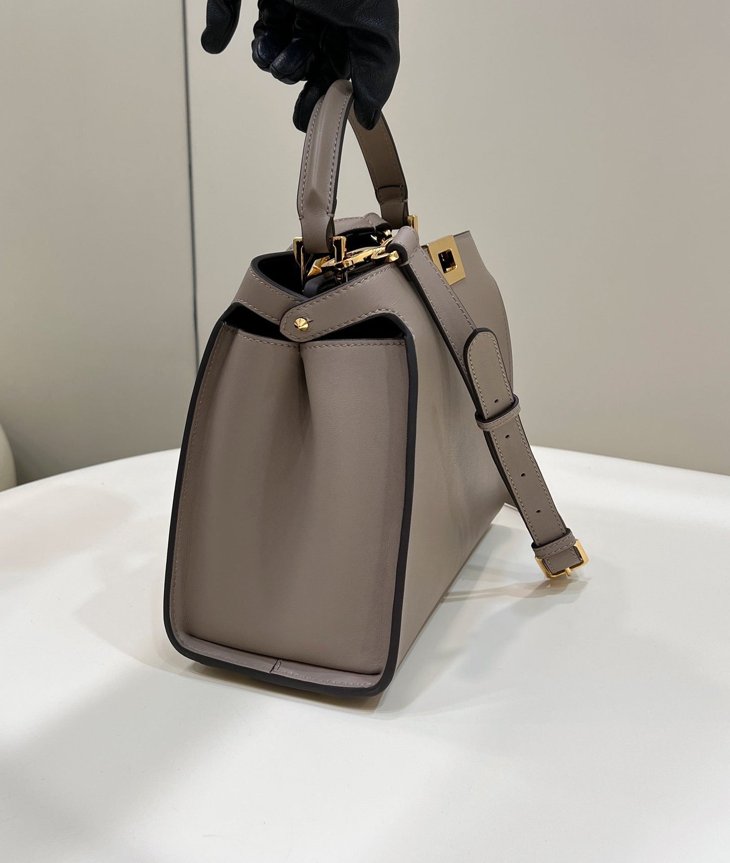 FENDI PEEKABOO 27 EN CUIR DE VEAU MARRON CAMEL AVEC QUINCAILLERIE DORÉ