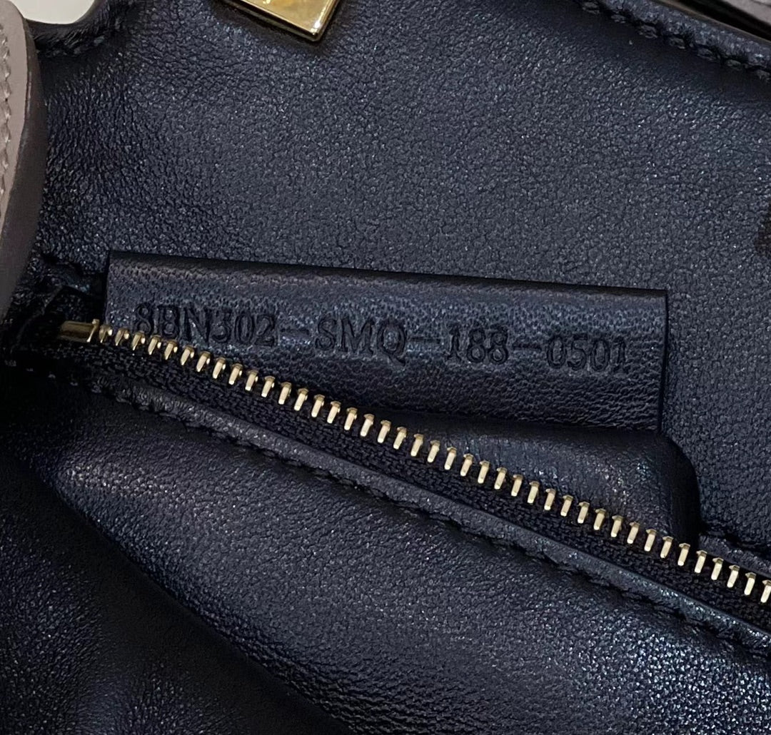 FENDI PEEKABOO 27 EN CUIR DE VEAU MARRON CAMEL AVEC QUINCAILLERIE DORÉ