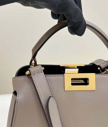 FENDI PEEKABOO 27 EN CUIR DE VEAU MARRON CAMEL AVEC QUINCAILLERIE DORÉ