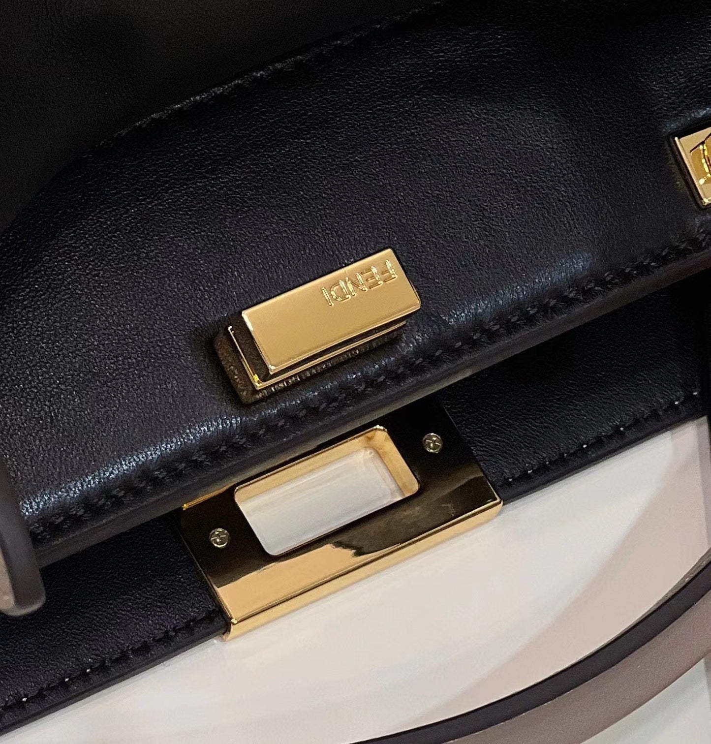 FENDI PEEKABOO 27 EN CUIR DE VEAU MARRON CAMEL AVEC QUINCAILLERIE DORÉ