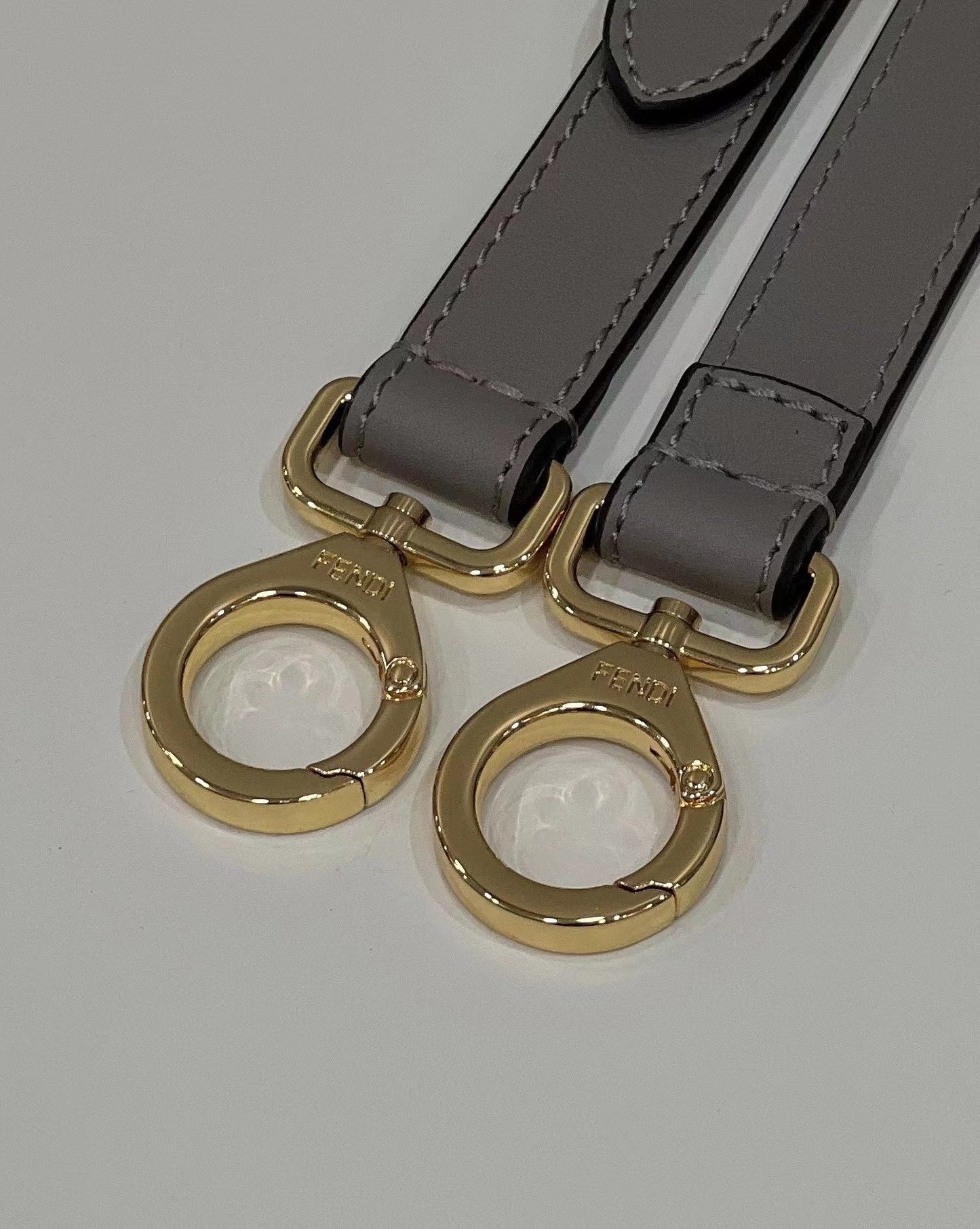 FENDI PEEKABOO 27 EN CUIR DE VEAU MARRON CAMEL AVEC QUINCAILLERIE DORÉ
