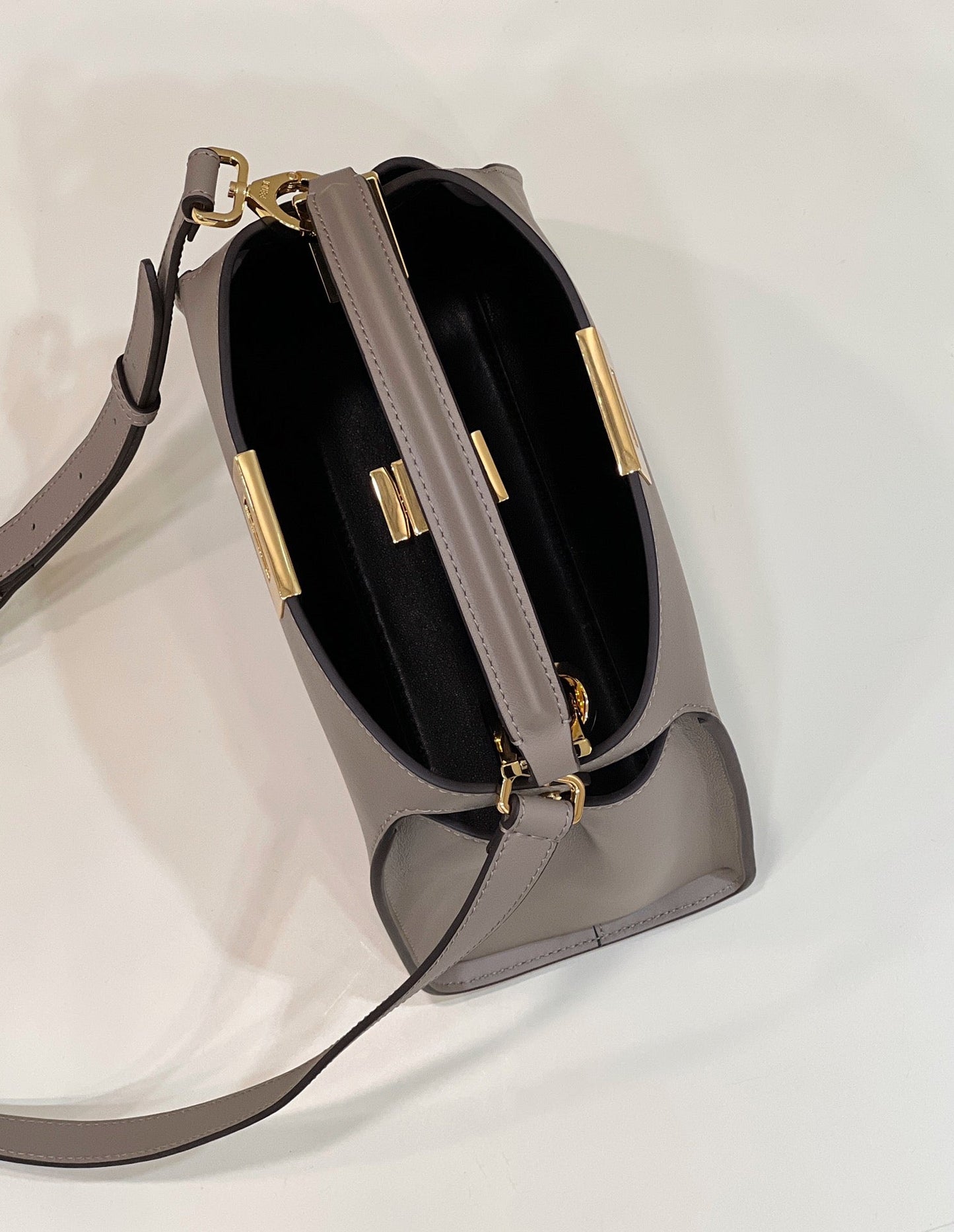 FENDI PEEKABOO 27 EN CUIR DE VEAU MARRON CAMEL AVEC QUINCAILLERIE DORÉ