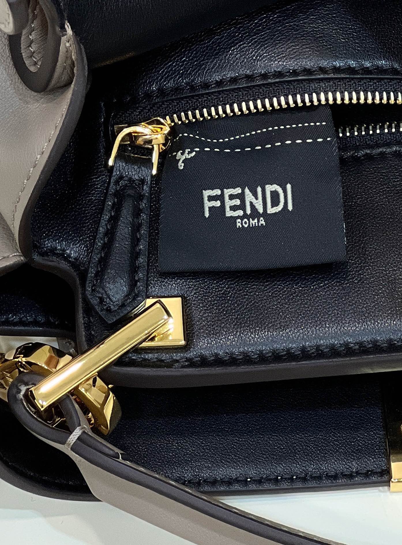 FENDI PEEKABOO 27 EN CUIR DE VEAU MARRON CAMEL AVEC QUINCAILLERIE DORÉ
