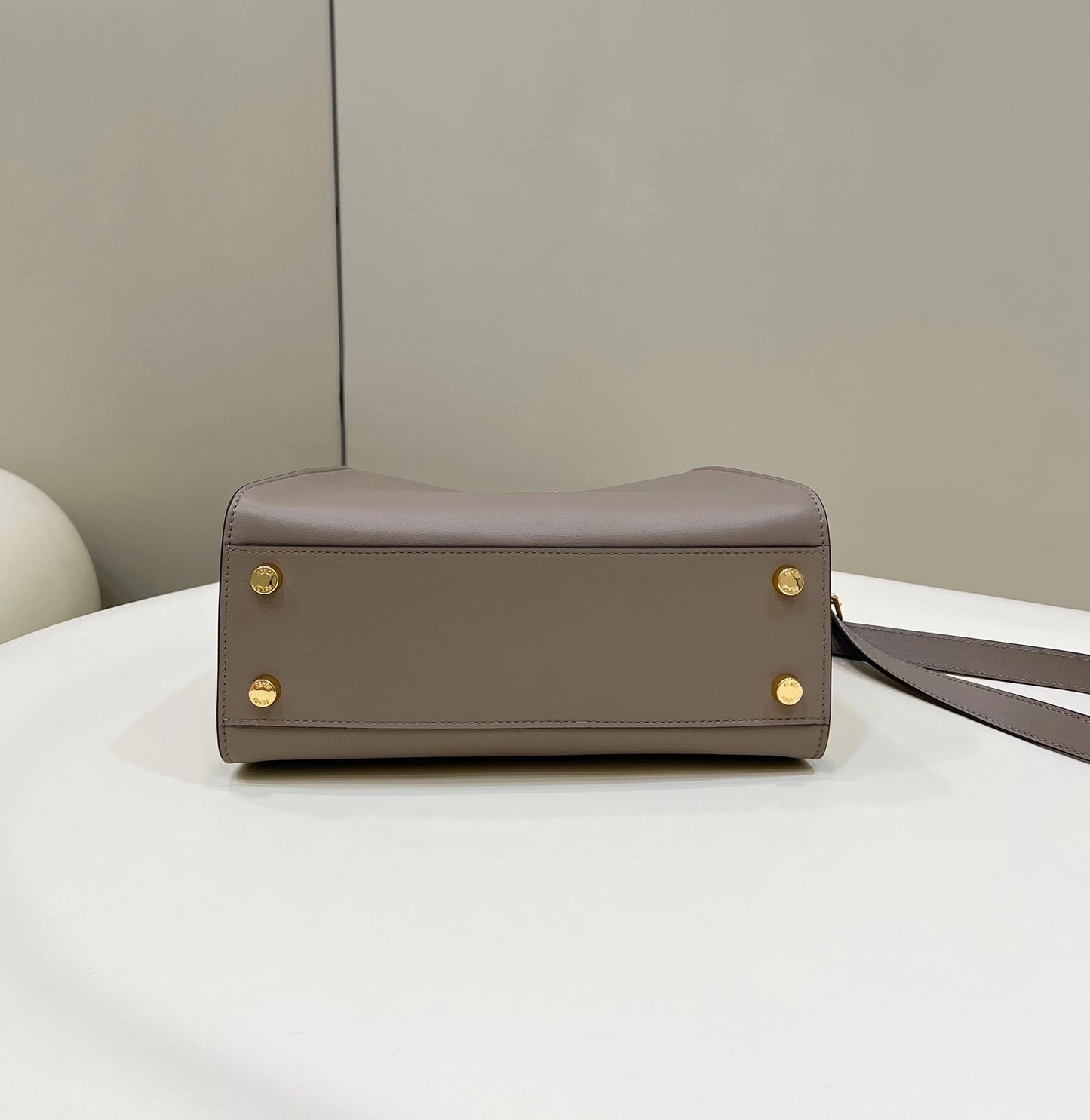 FENDI PEEKABOO 27 EN CUIR DE VEAU MARRON CAMEL AVEC QUINCAILLERIE DORÉ