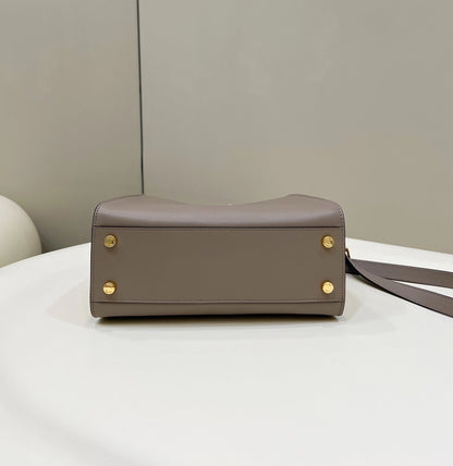 FENDI PEEKABOO 27 EN CUIR DE VEAU MARRON CAMEL AVEC QUINCAILLERIE DORÉ