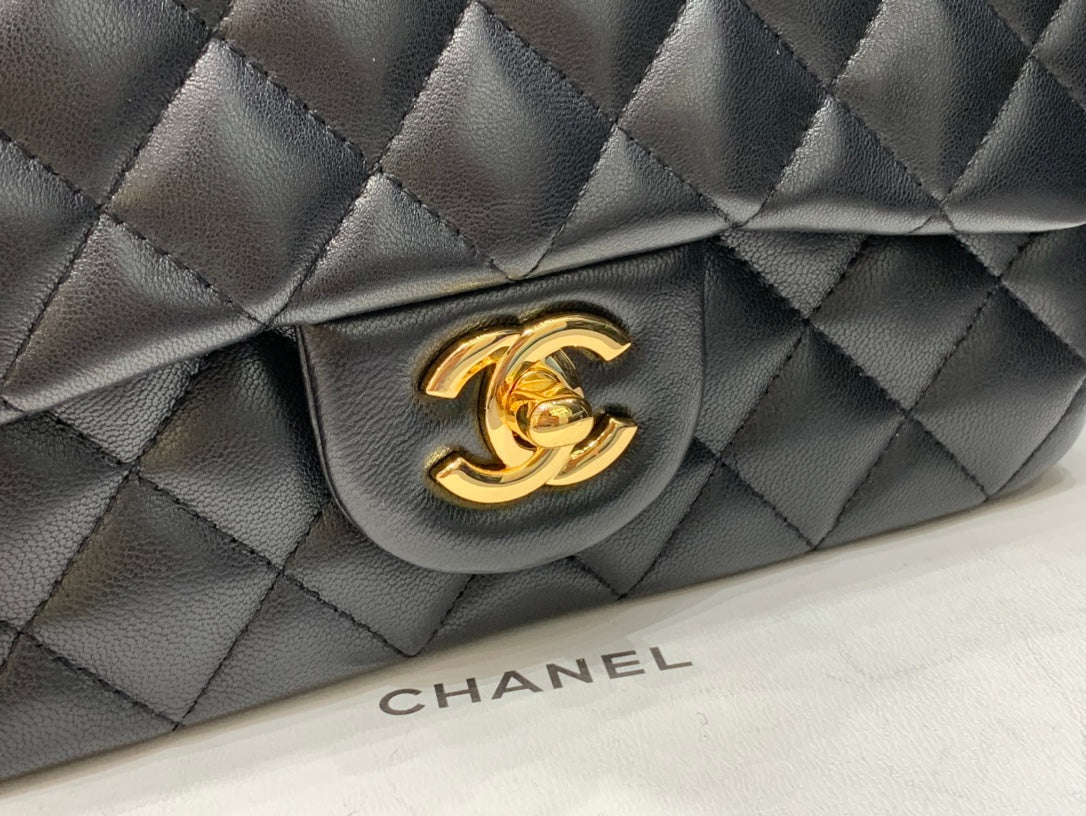 mini sac à rabat 20 cm en cuir d'agneau noir et accessoires dorés 
