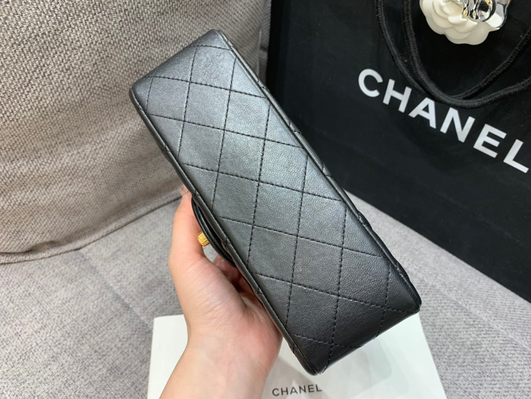 mini sac à rabat 20 cm en cuir d'agneau noir et accessoires dorés 