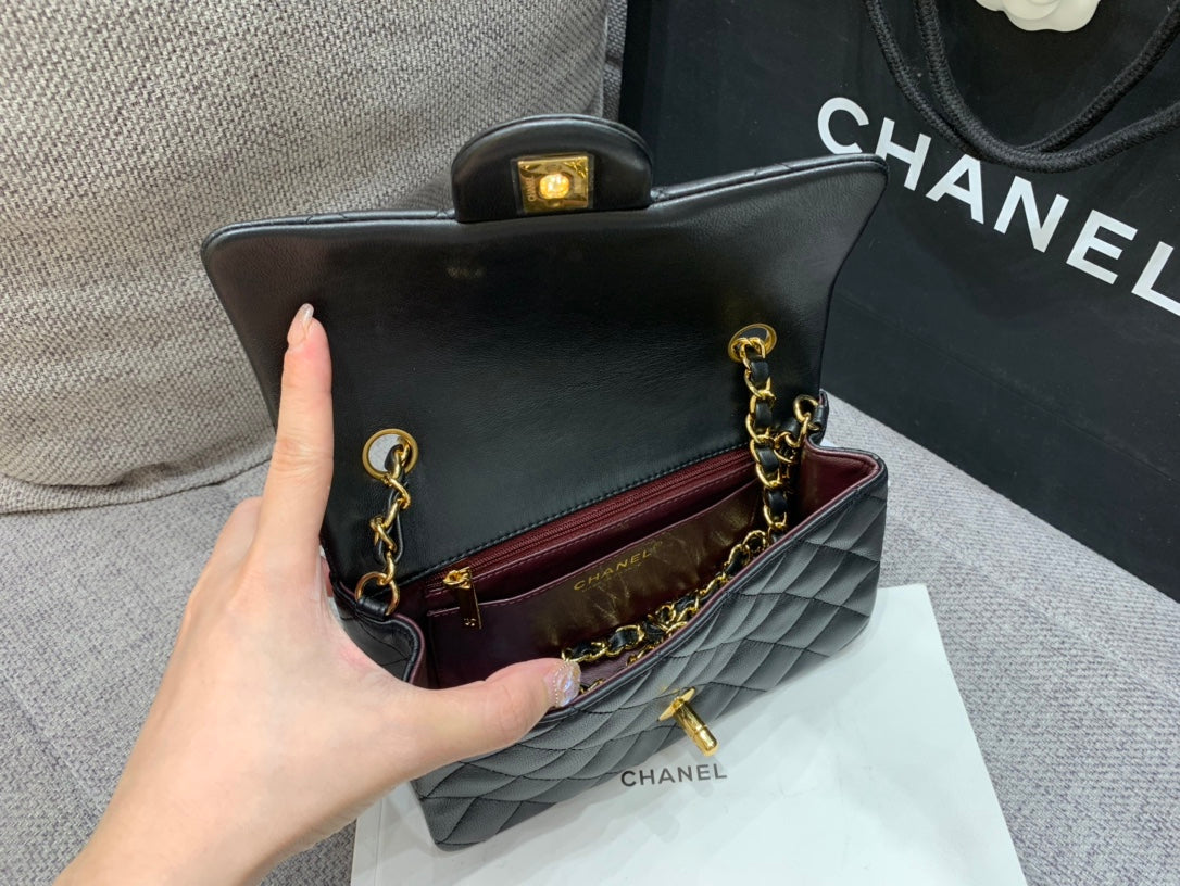 mini sac à rabat 20 cm en cuir d'agneau noir et accessoires dorés 