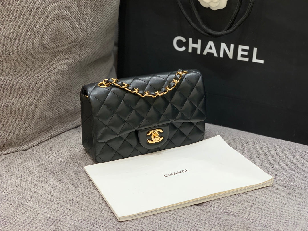 mini sac à rabat 20 cm en cuir d'agneau noir et accessoires dorés 