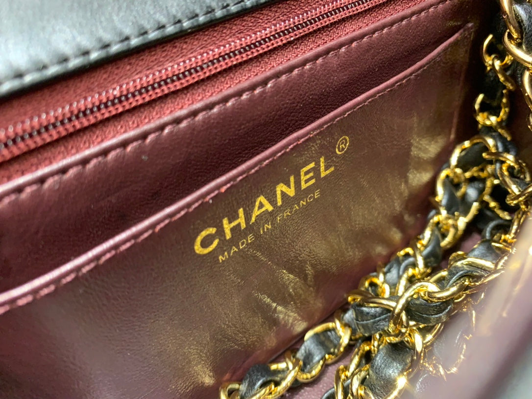 mini sac à rabat 20 cm en cuir d'agneau noir et accessoires dorés 