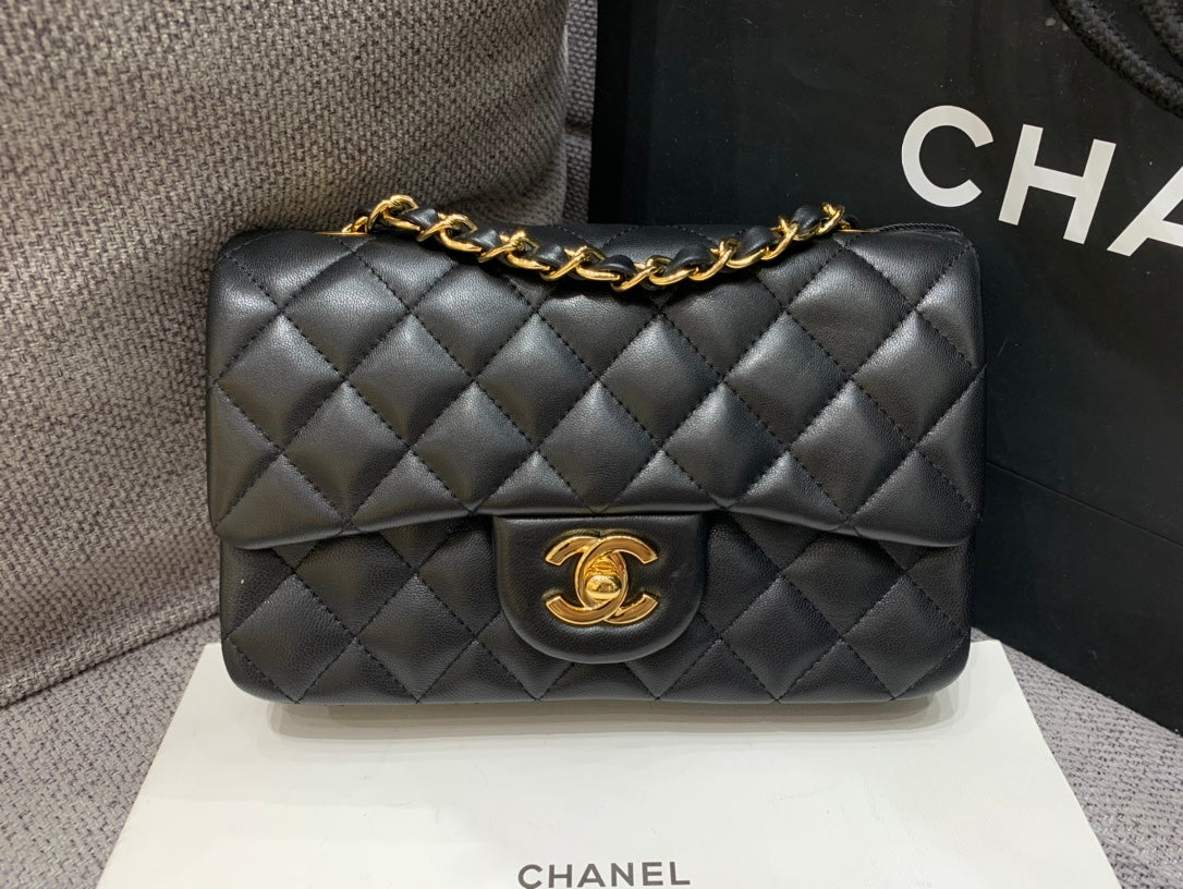 mini sac à rabat 20 cm en cuir d'agneau noir et accessoires dorés 